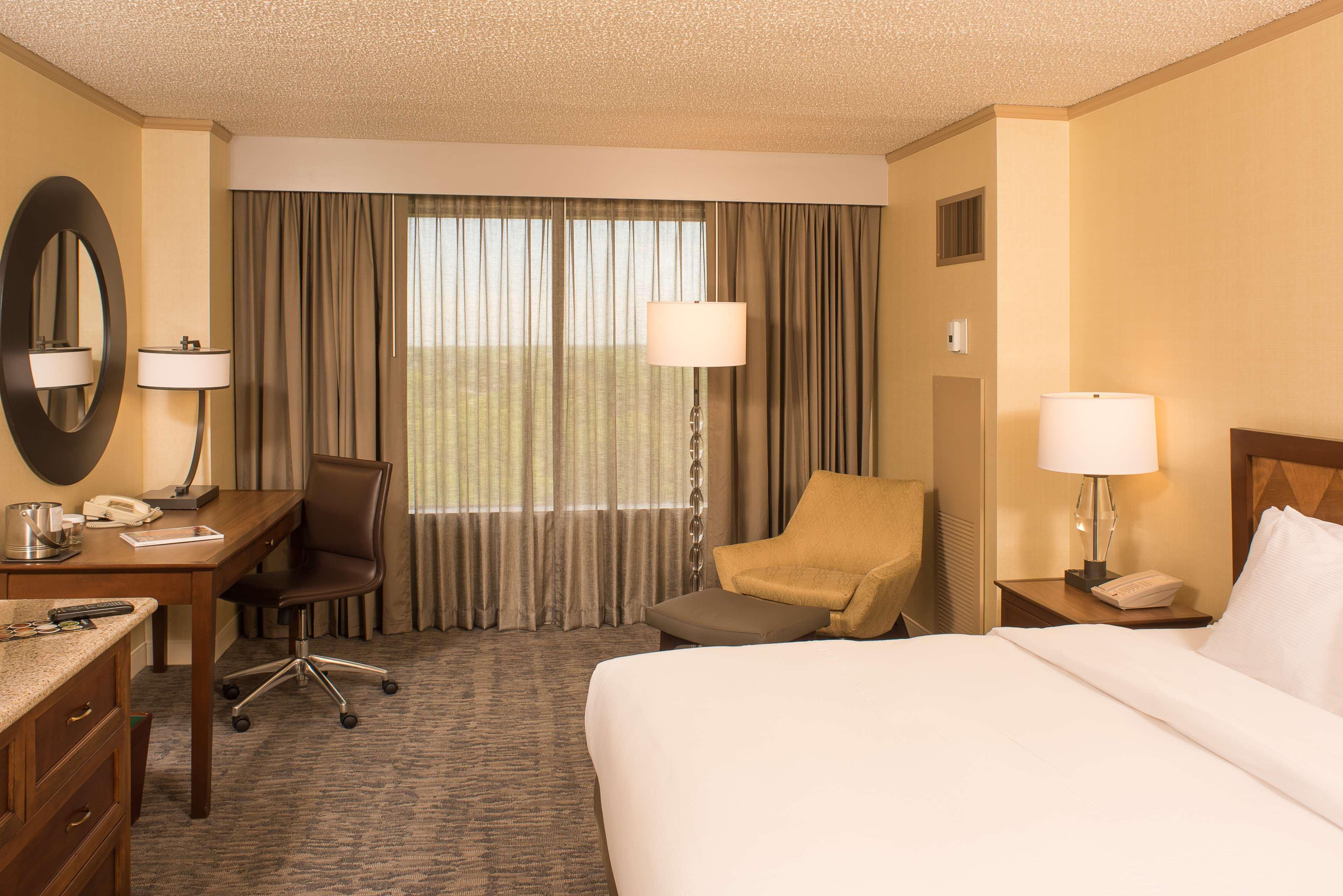 Doubletree By Hilton Tulsa At Warren Place Εξωτερικό φωτογραφία