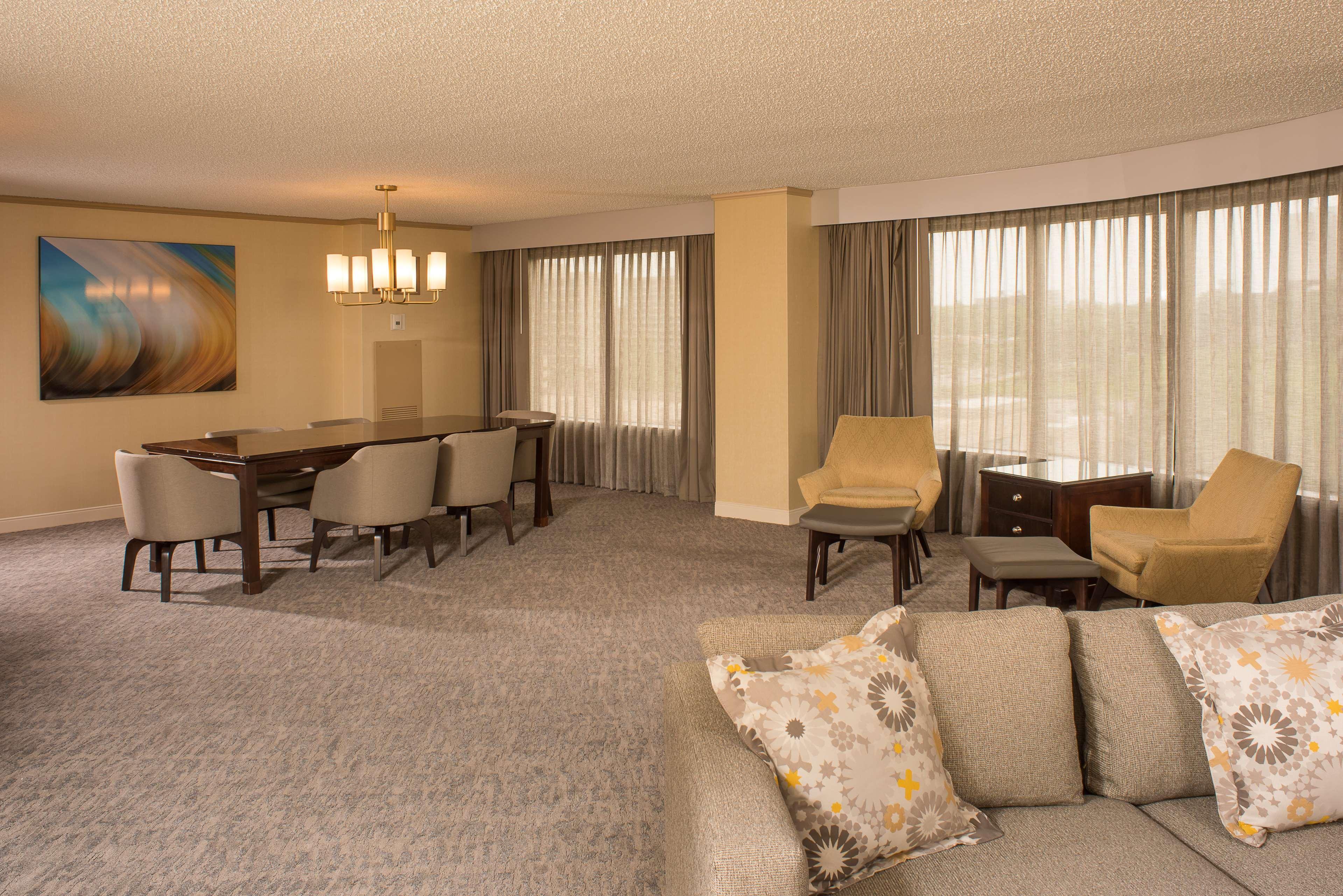 Doubletree By Hilton Tulsa At Warren Place Εξωτερικό φωτογραφία