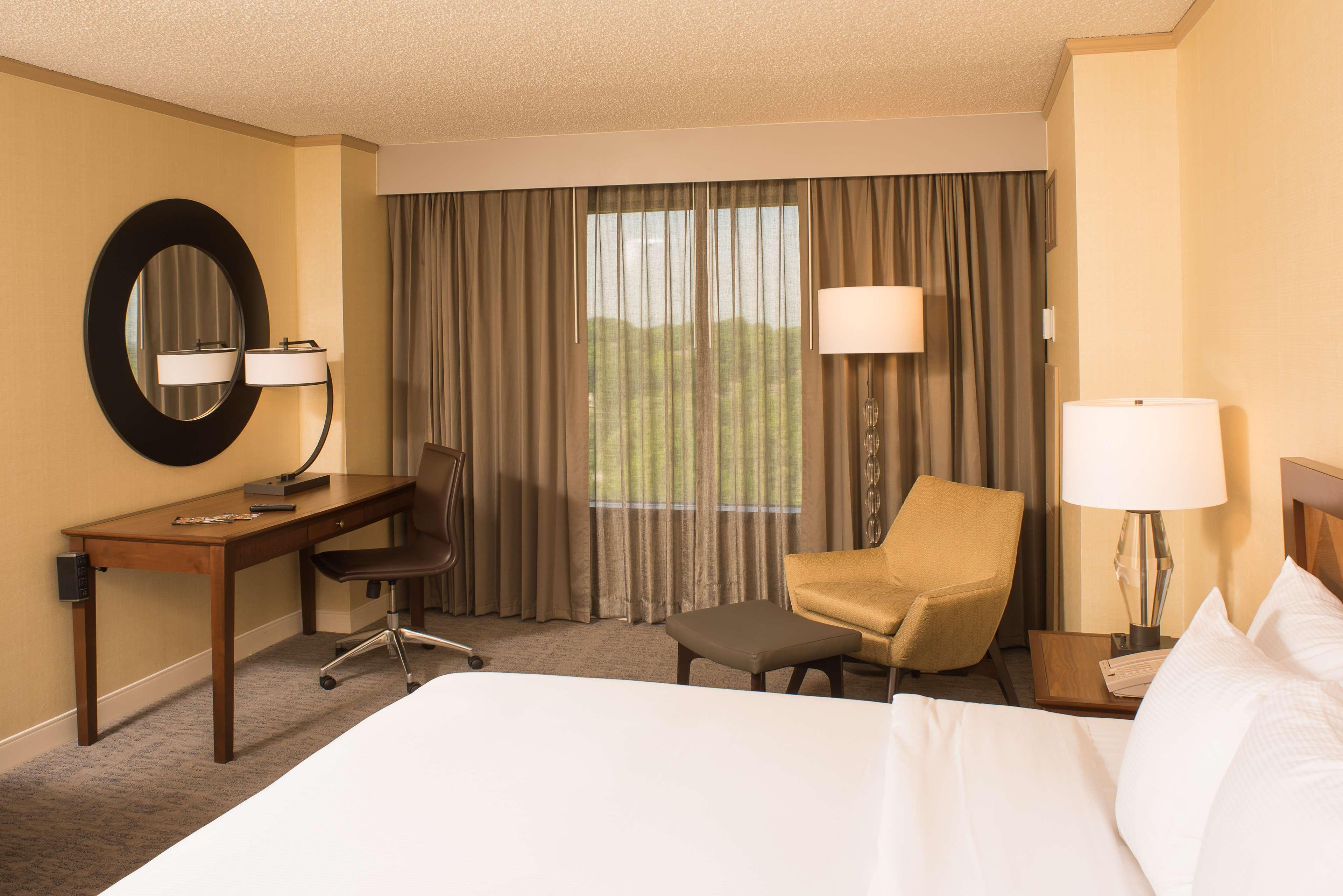 Doubletree By Hilton Tulsa At Warren Place Εξωτερικό φωτογραφία