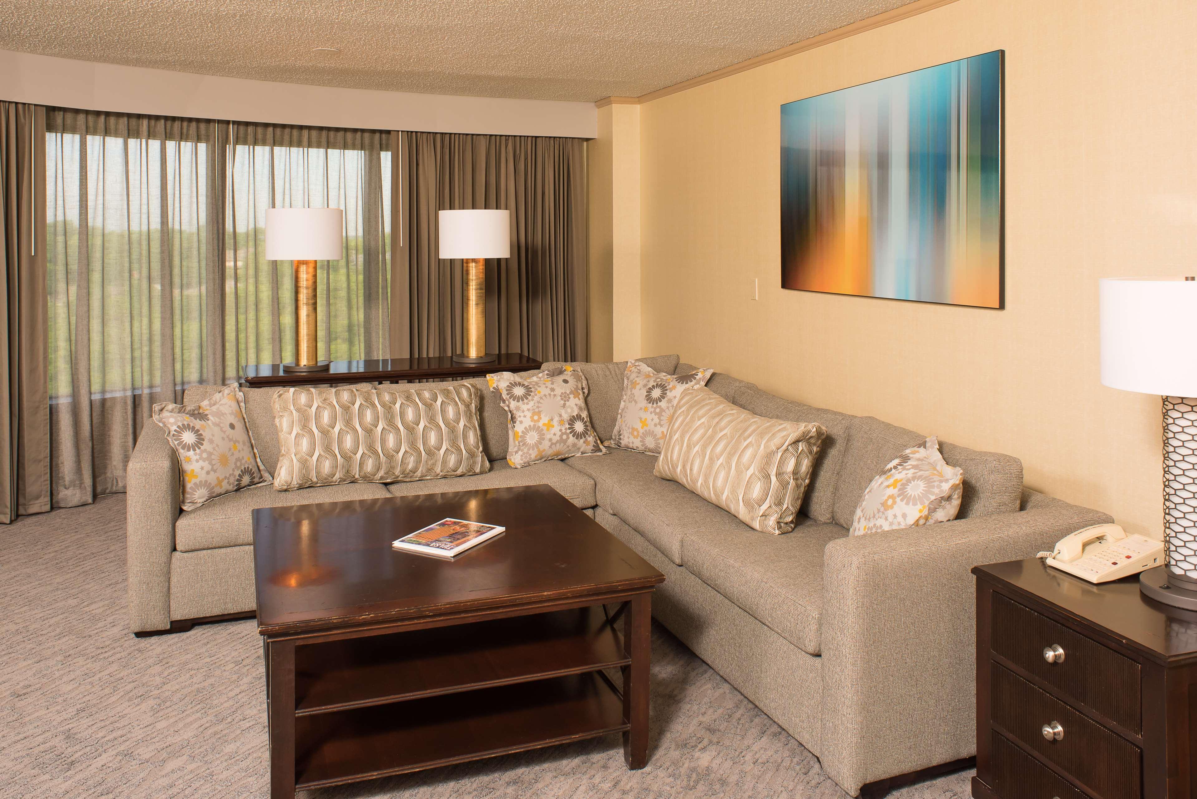 Doubletree By Hilton Tulsa At Warren Place Εξωτερικό φωτογραφία