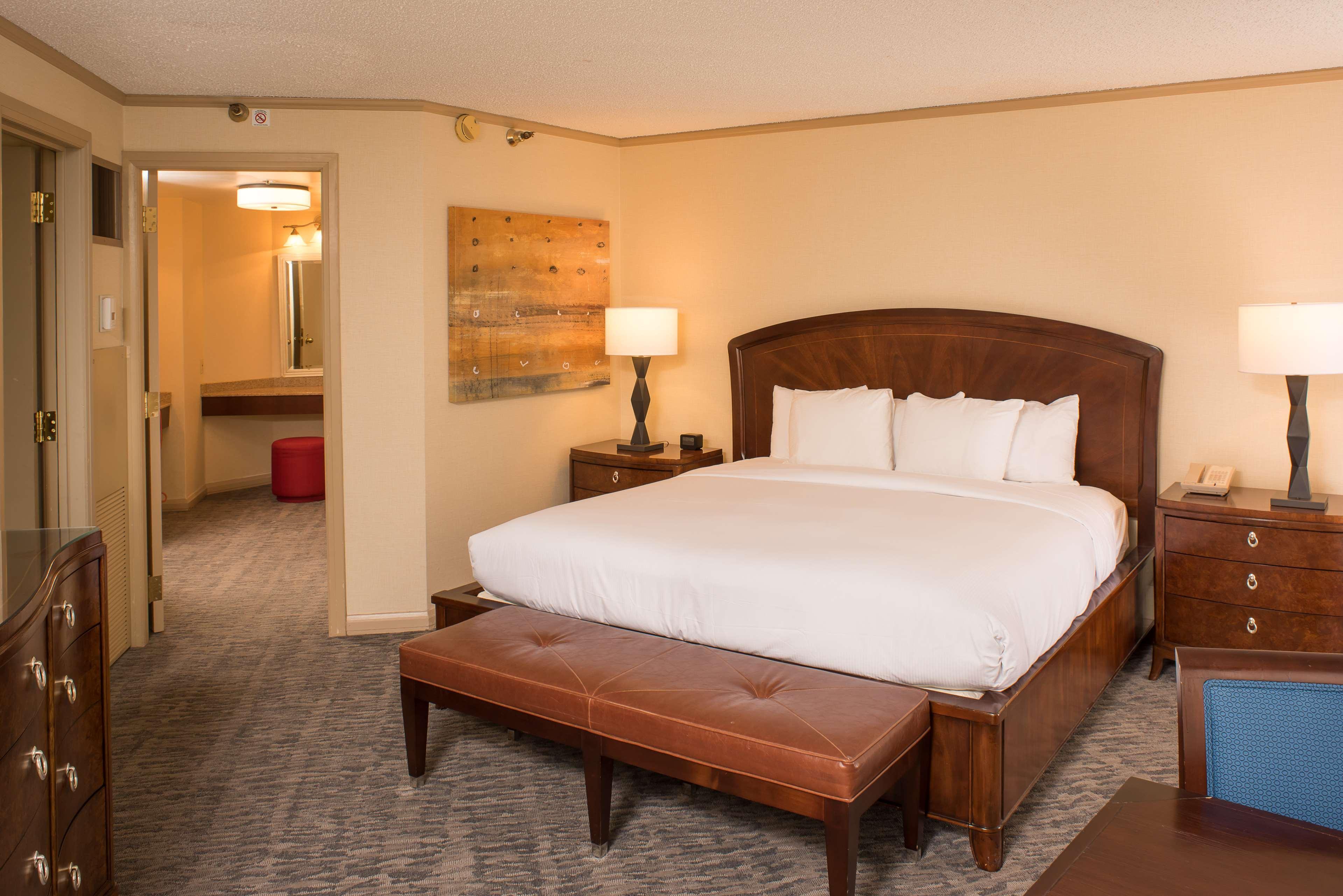 Doubletree By Hilton Tulsa At Warren Place Εξωτερικό φωτογραφία