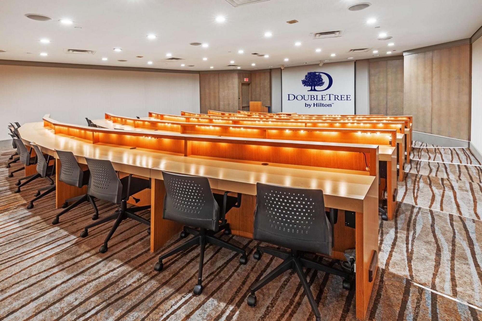 Doubletree By Hilton Tulsa At Warren Place Εξωτερικό φωτογραφία